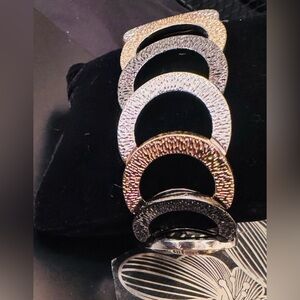 Mixed Metal Overlapping circle Textured Stretch Bracelet